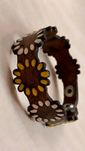 Load image into Gallery viewer, Leather flower bracelet
